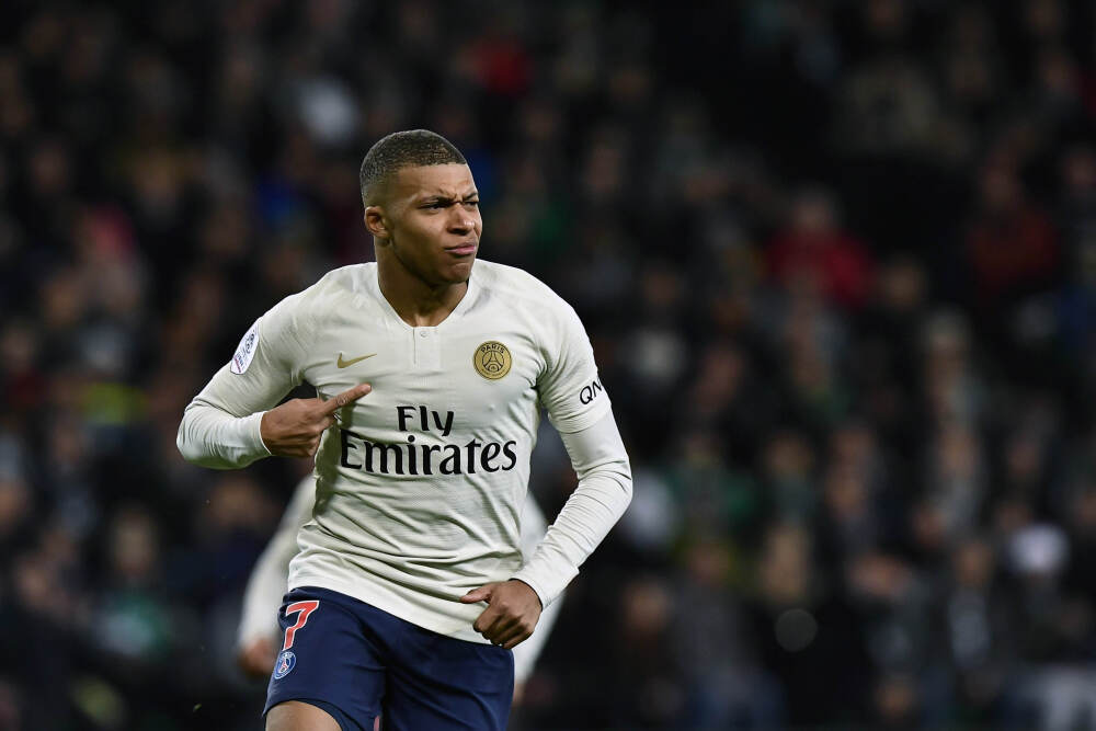 本届非洲杯首张红牌！恩东蹬踏对手脚踝，被主裁直红罚下！